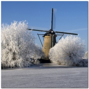 Molen met winterse bomen