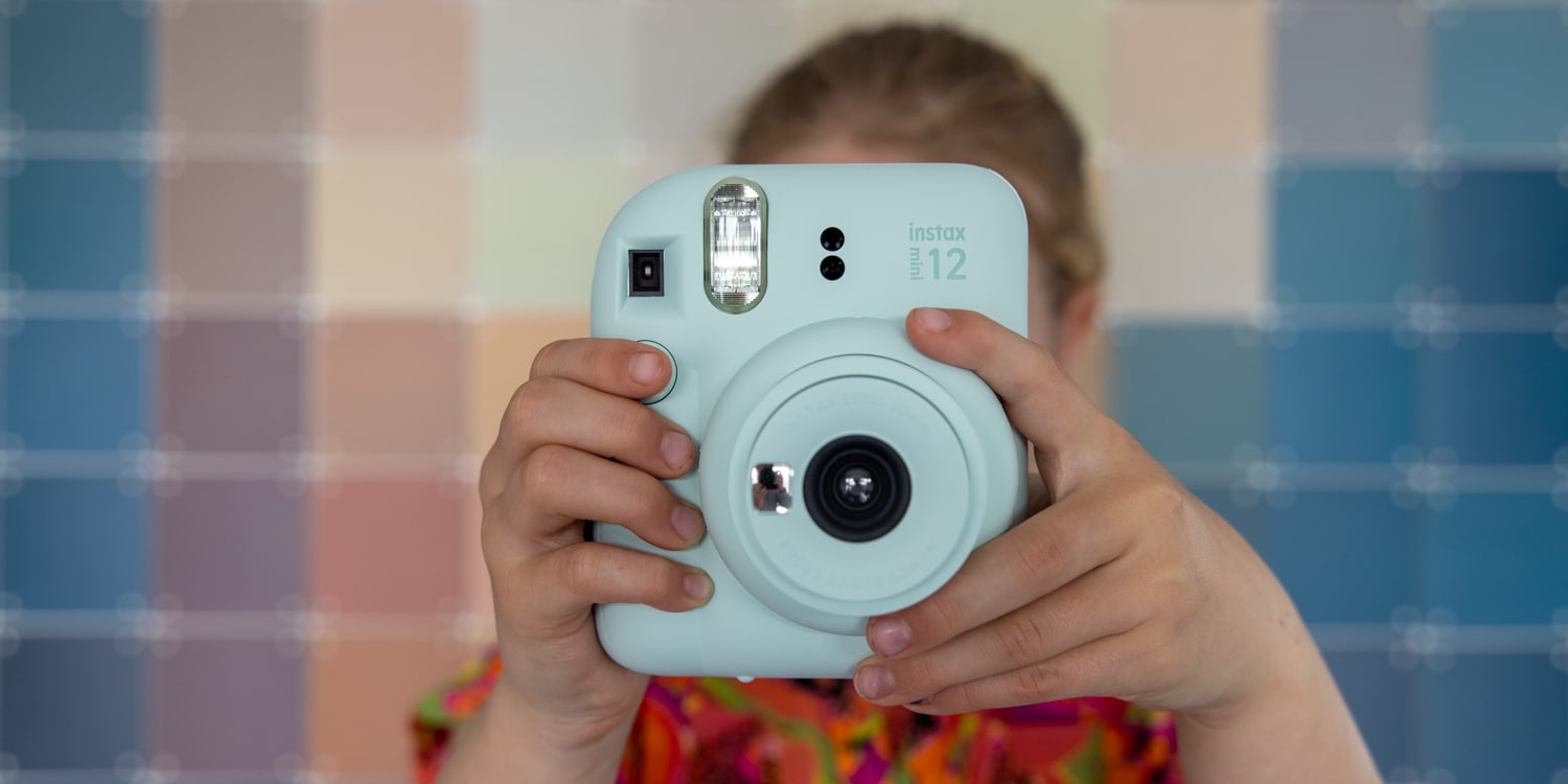 Fujifilm Instax mini 12 in de hand