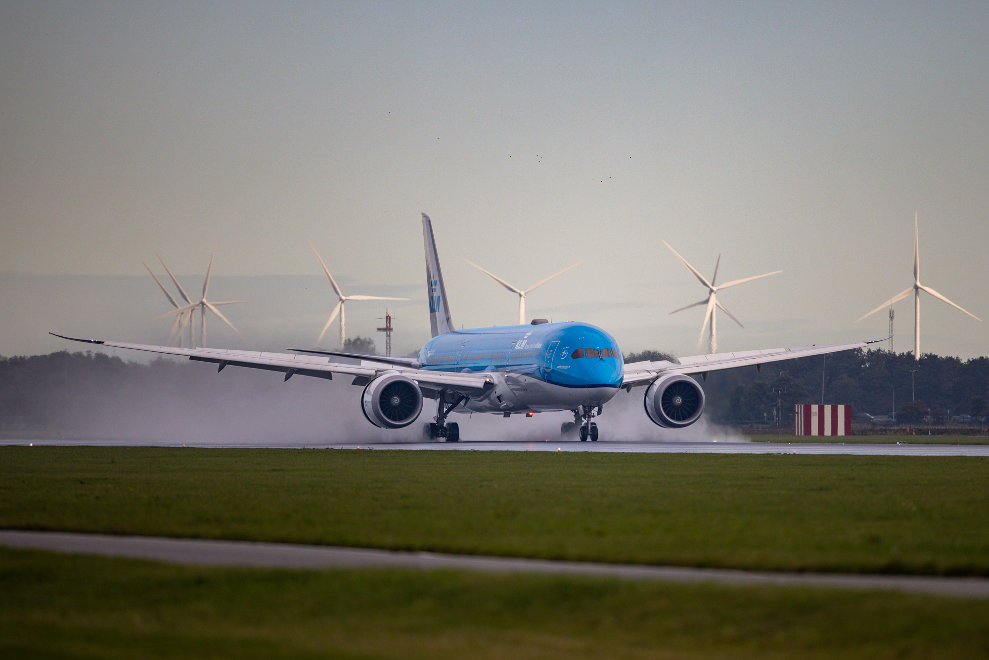 KLM toestel in de regen fotograferen
