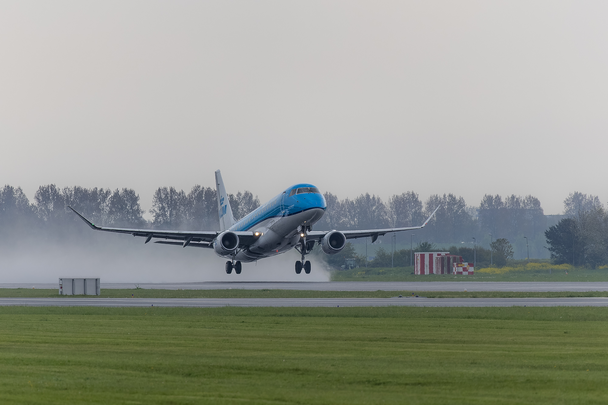 Embraer 175 landing op de polderbaan