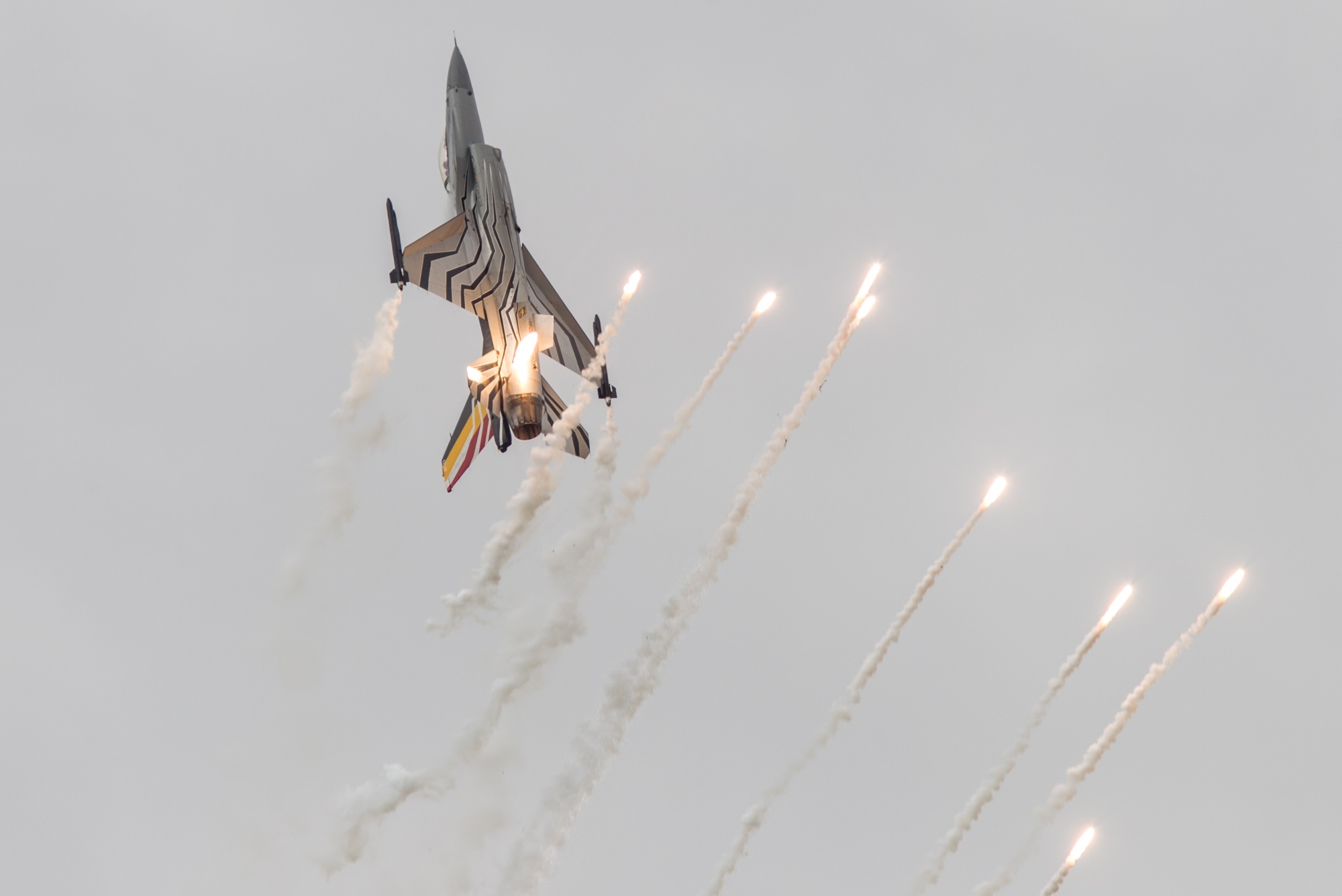 Belgische F16 met flares