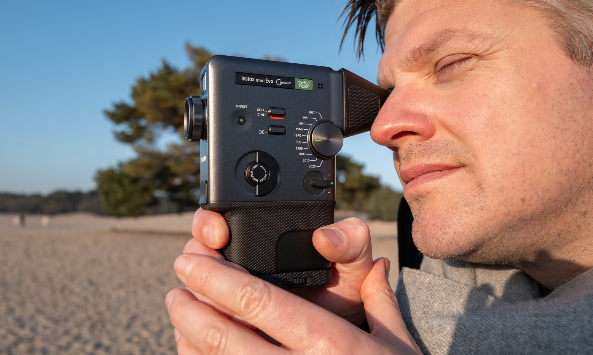 Fujifilm Instax mini EVO Cinema review in de hand