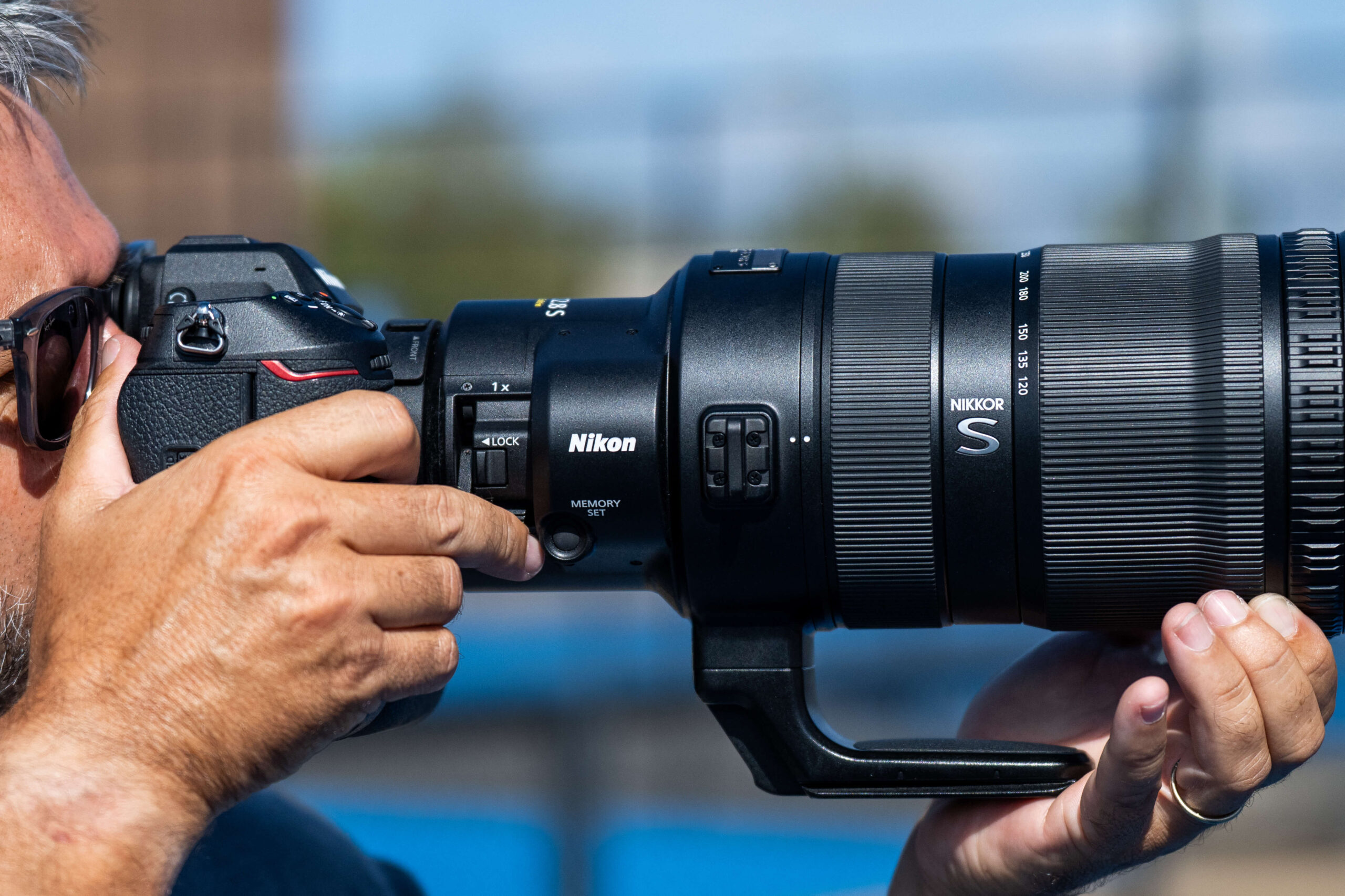 Fotograaf met de Nikon NIKKOR Z 120-300mm f/2.8 TC VR S in actie