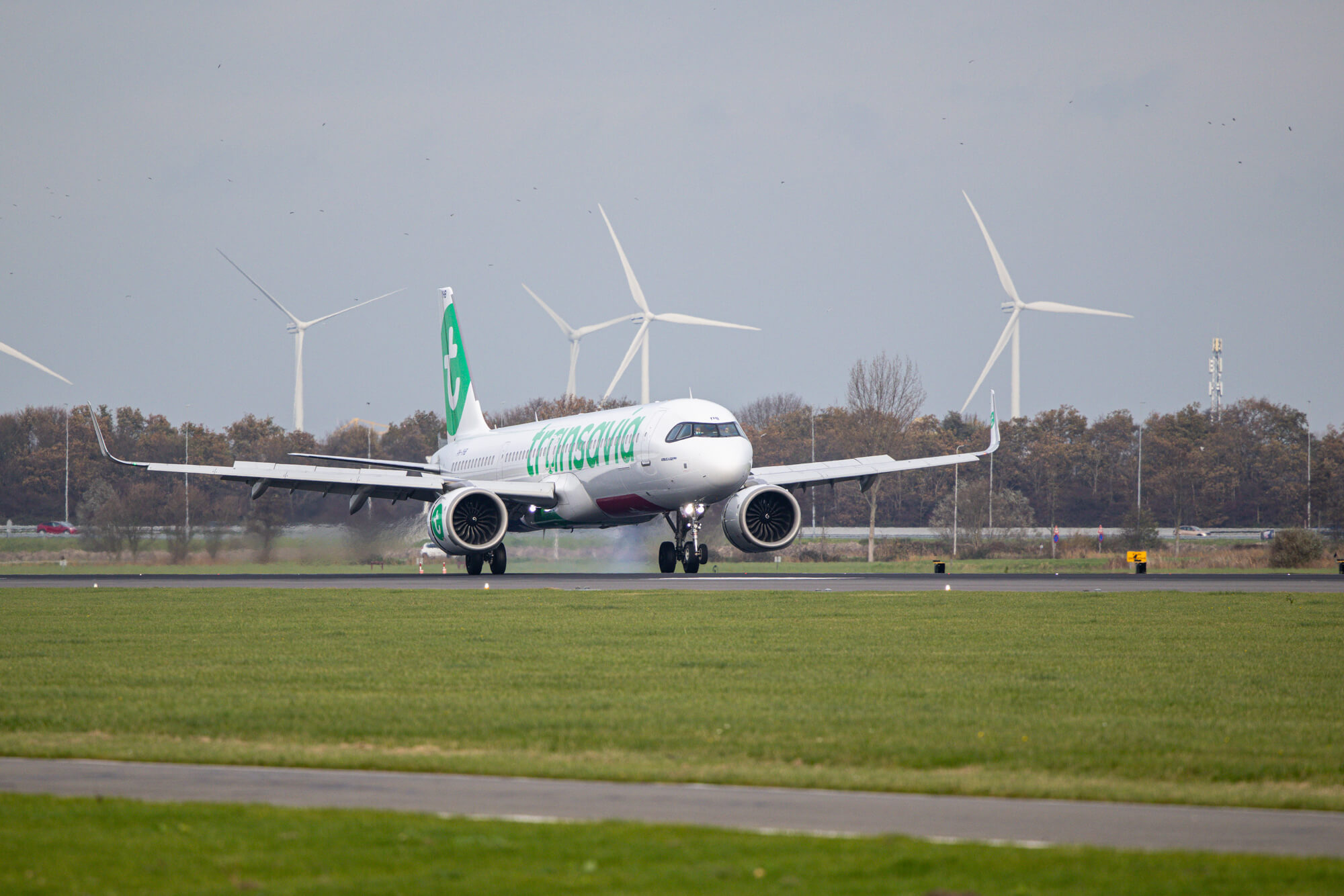 Landend vliegtuig van Transavia gefotografeerd met de Canon RF 100-500mm