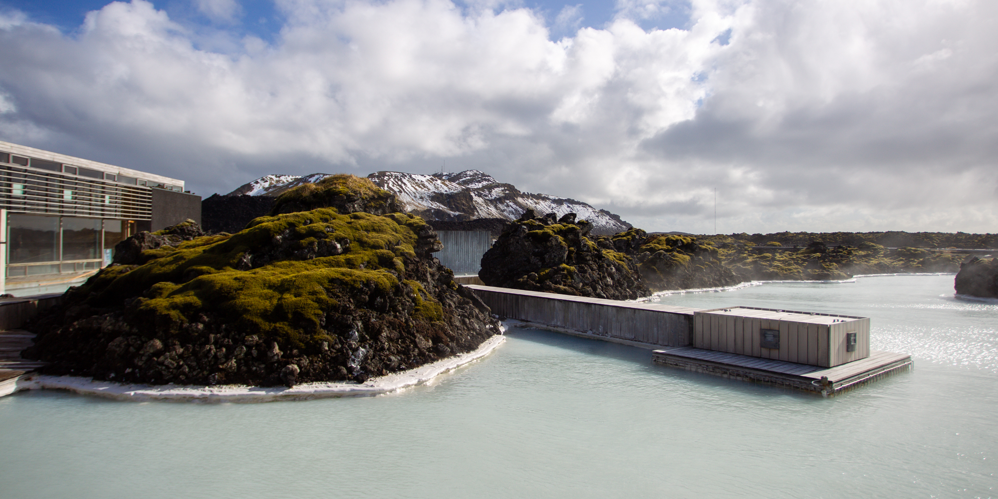 Het blauwe water van de Blue Lagoon tussen de lavarotsen in IJsland