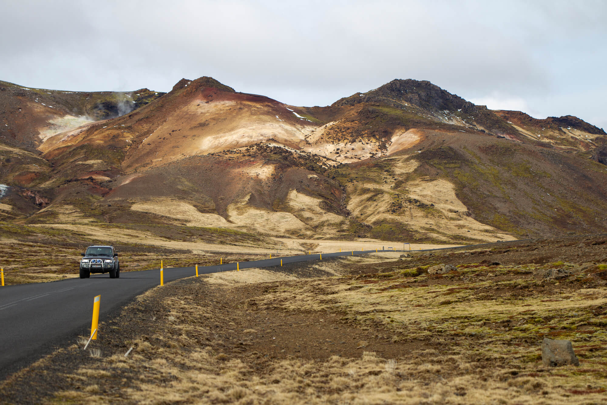 Lege weg tussen kleurrijke bergen op het Reykjanes-schiereiland in IJsland
