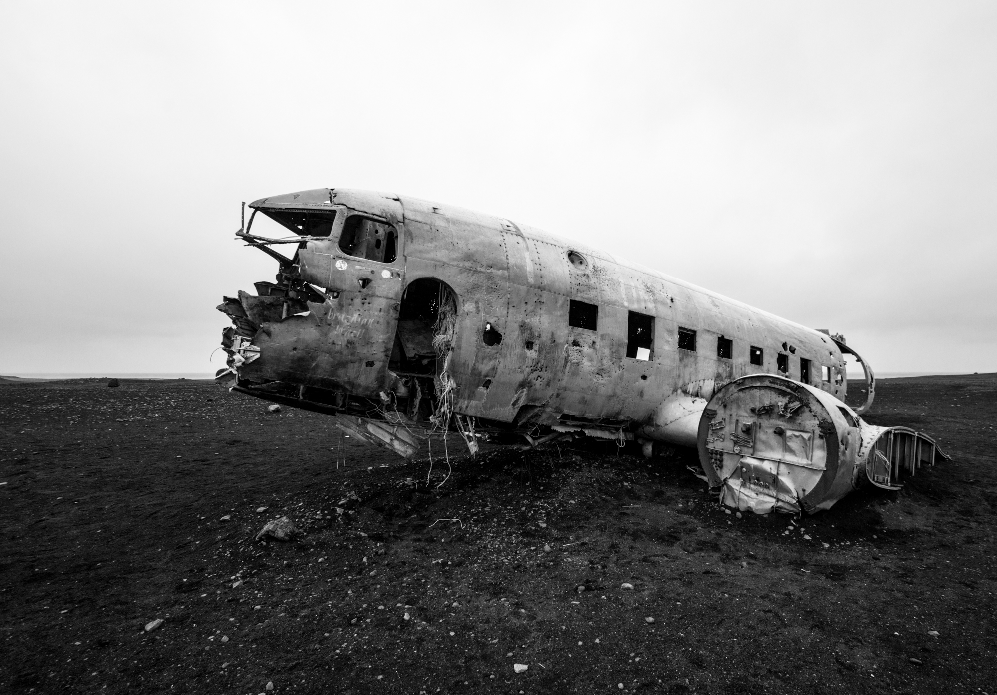 Het DC-3 vliegtuigwrak op het zwarte zand van Sólheimasandur in IJsland