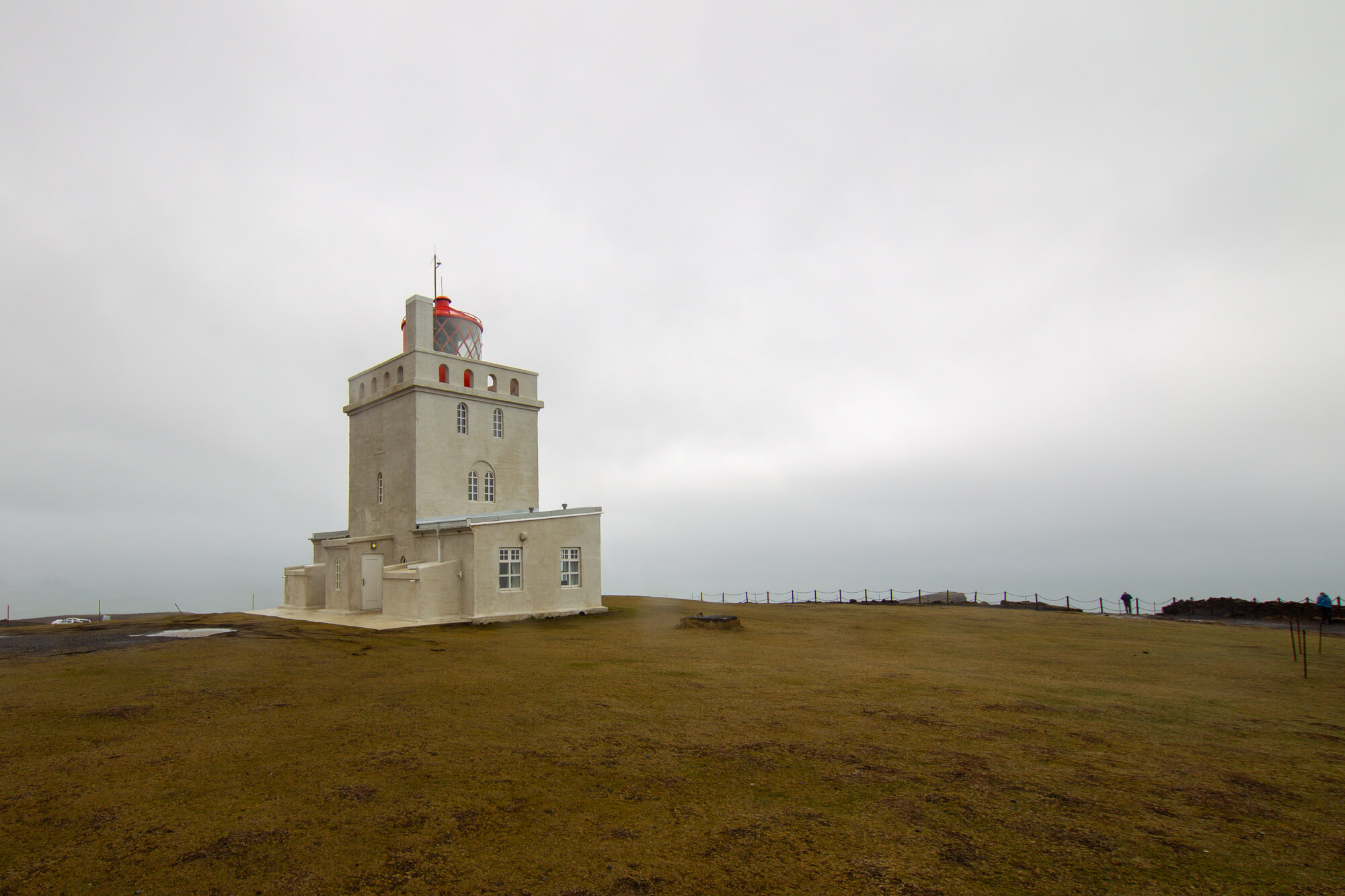 De witte vuurtoren op de kaap Dyrhólaey in IJsland