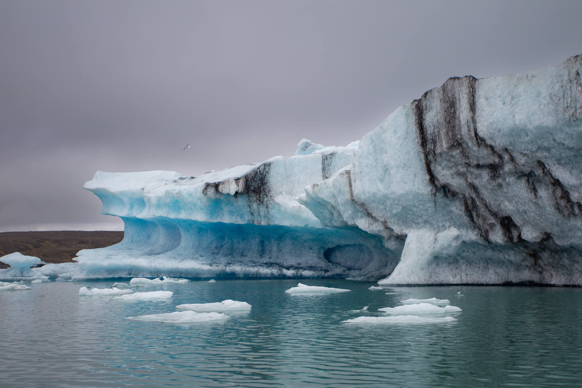 Blauwe ijsberg met zwarte strepen op Jökulsárlón