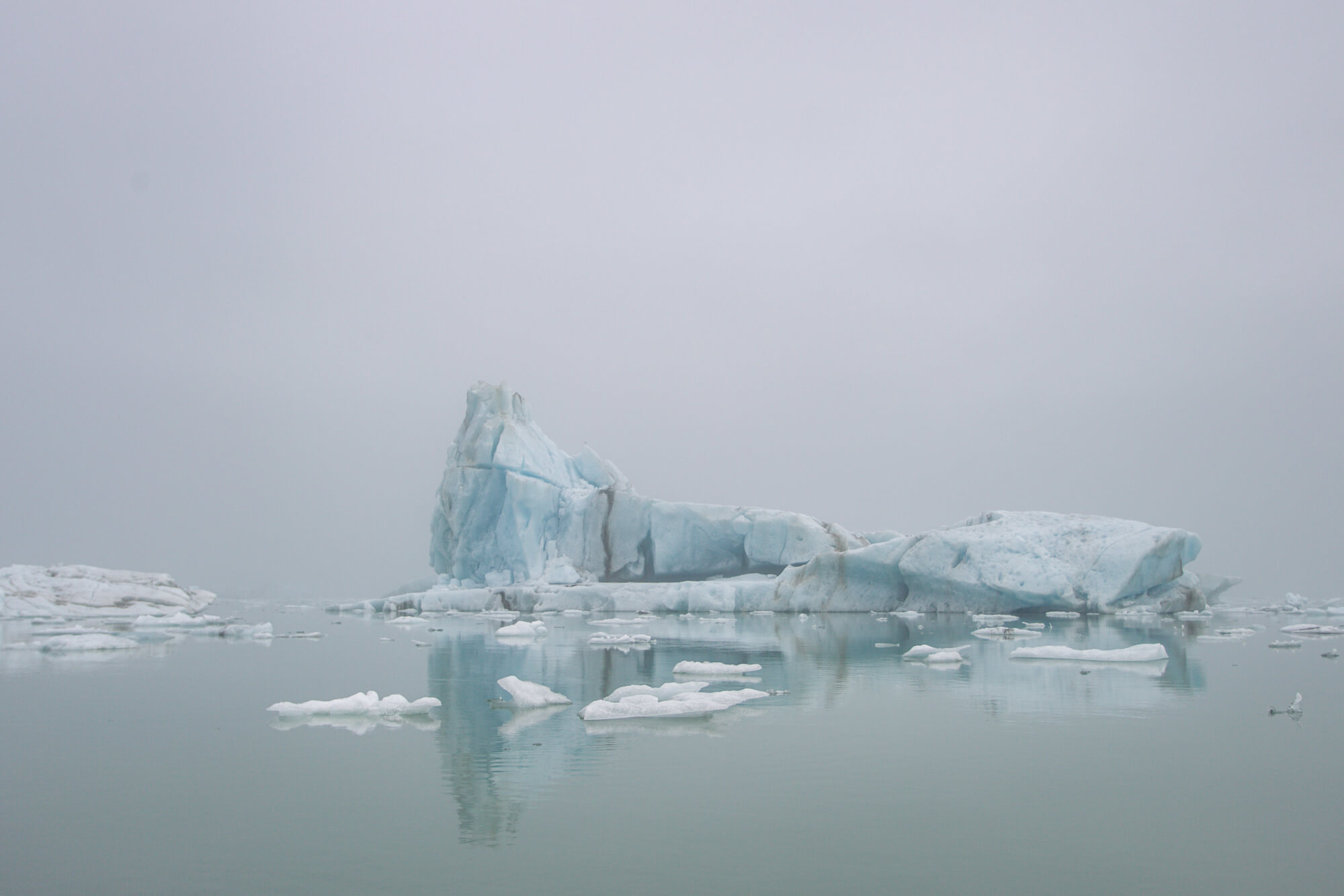 Witte en blauwe ijsbergen in mistig licht op Jökulsárlón