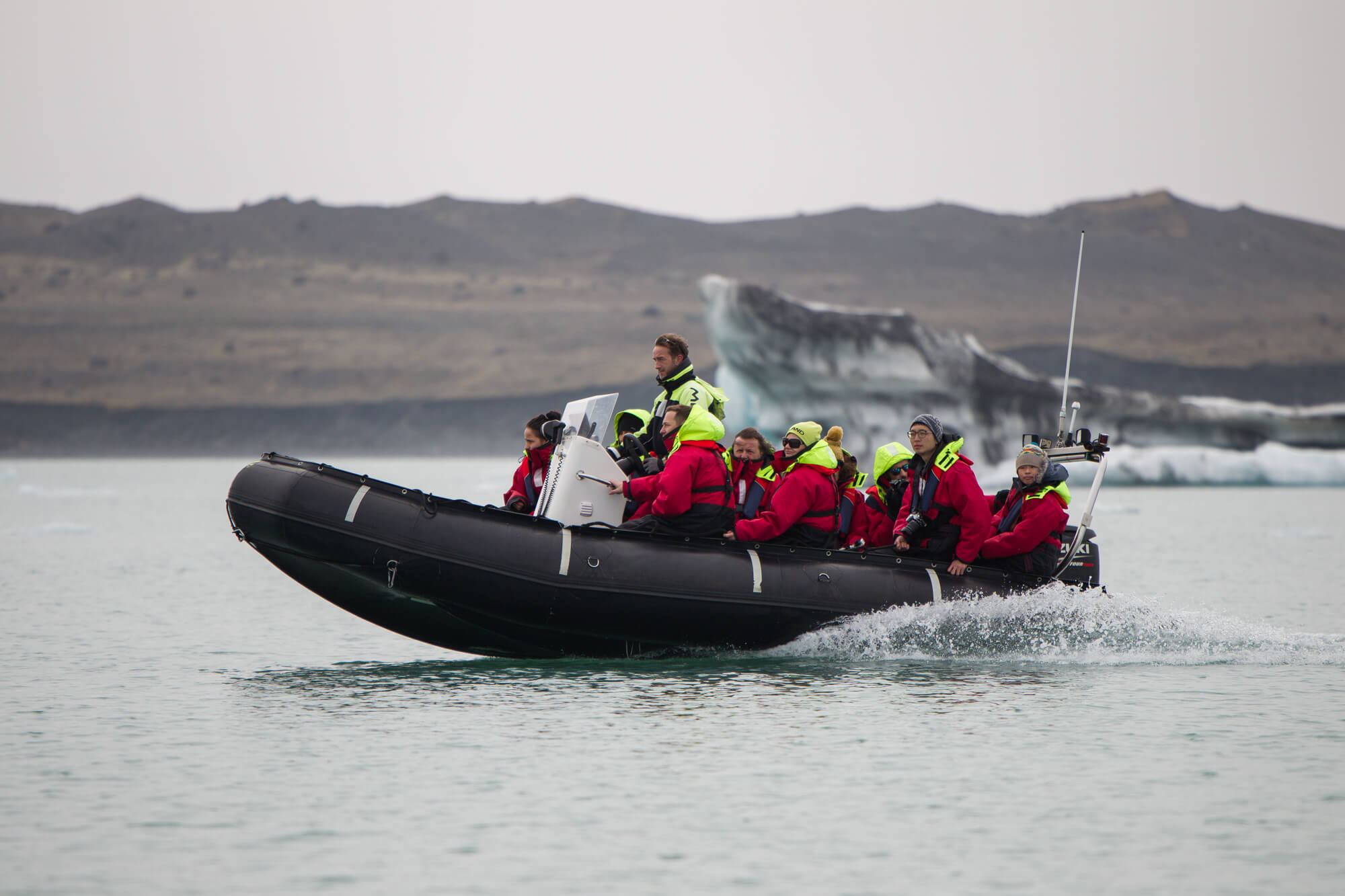 Toeristen in een zodiac boot tussen de ijsbergen van Jökulsárlón