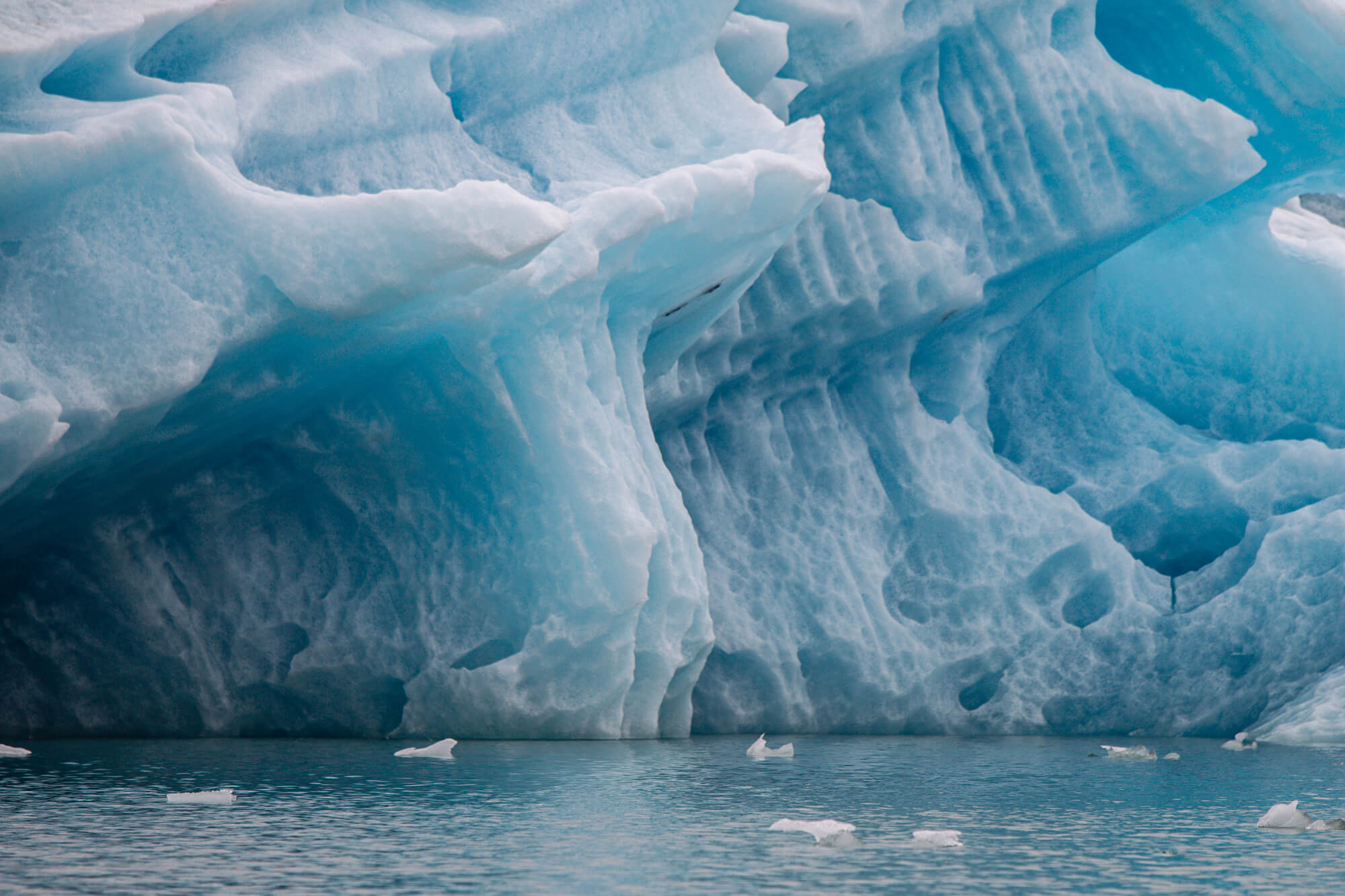 Detail van intens blauw ijs van een ijsberg op het gletsjermeer Jökulsárlón