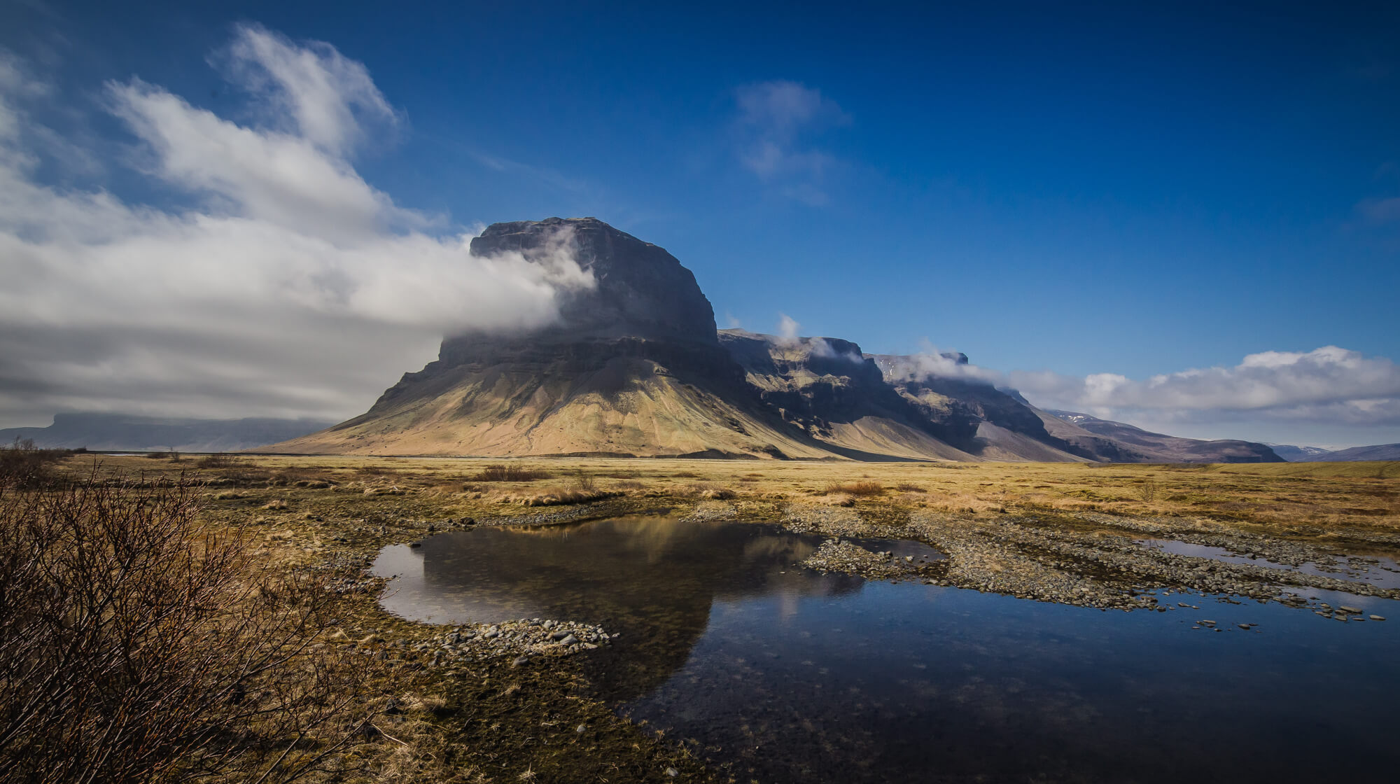 De berg Lómagnúpur weerspiegeld in een plas langs de Ring Road in IJsland